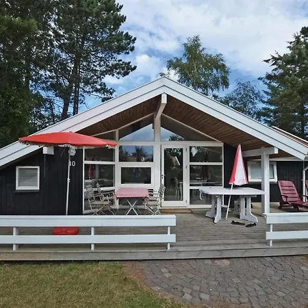 Beach Front Home In Otterup With Sauna 奥特鲁普